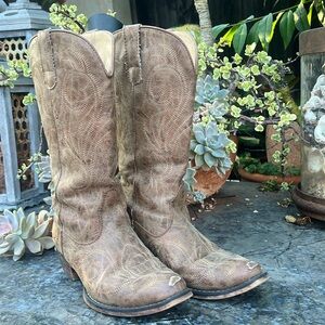 Roper cowgirl booth size 5.5